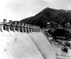 섬네일이미지  4:국가기록원이 14일 공개한 '1960년 화천댐 전경'. 행정자치부 국가기록원은 소양강댐 준공일을 맞아 이달의 기록 주제를 '자연과 인간의 조화, 댐 건설의 기록'으로 정하고 관련 기록물 30건을 누리집(www.archives.go.kr)에 제공한다고 14일 밝혔다. (연합뉴스)