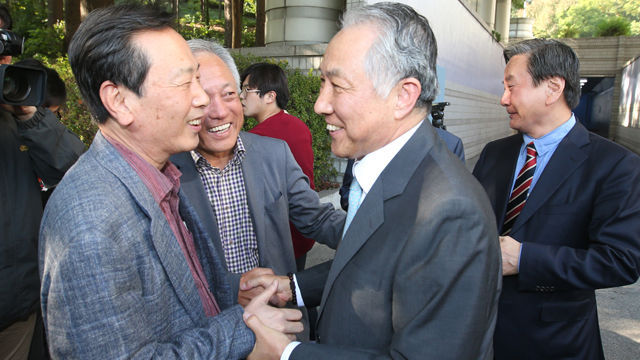 메인이미지  5 : 횡령&middot;배임 등 기업범죄로 1심에서 실형이 선고됐던 강덕수 전 STX 그룹 회장이 항소심에서 집행유예를 받아 석방됐다. 강 전 회장이 14일 서울 서초동 서울고등법원에서 나와 지인들과 인사하며 밝게 웃고 있다. (연합뉴스)