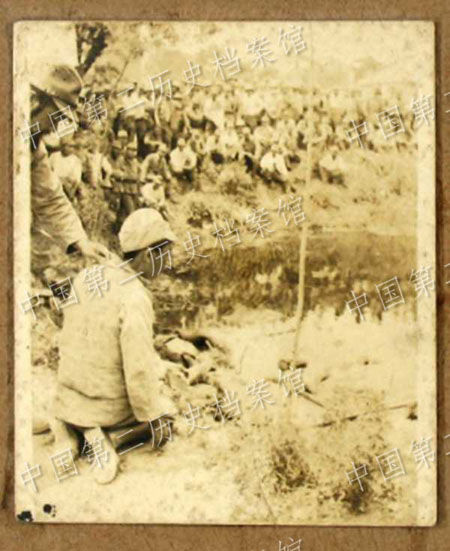 메인이미지  5 : 일본군들이 직접 찍은 참수 사진 중국인 포로들은 대체로 앳된 모습이며 일부 사진 속에는 참수 직후의 참혹한 순간도 담겨 있다. (중국 제2역사당안관 홈페이지 캡쳐)