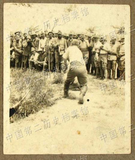 메인이미지  3 : 일본군들이 직접 찍은 참수 사진 중국인 포로들은 대체로 앳된 모습이며 일부 사진 속에는 참수 직후의 참혹한 순간도 담겨 있다. (중국 제2역사당안관 홈페이지 캡쳐)