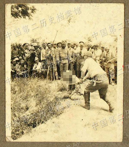 메인이미지  2 : 일본군들이 직접 찍은 참수 사진 중국인 포로들은 대체로 앳된 모습이며 일부 사진 속에는 참수 직후의 참혹한 순간도 담겨 있다. (중국 제2역사당안관 홈페이지 캡쳐)
