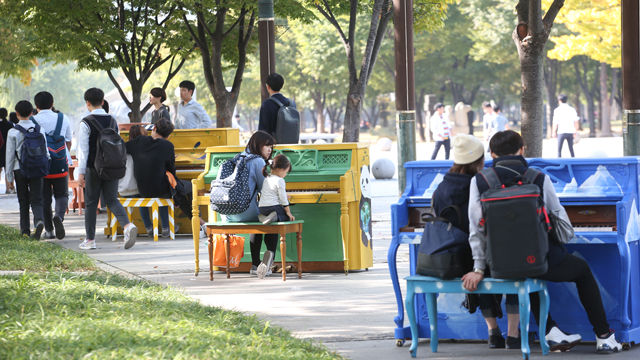메인이미지  2 : 15일 오후 서울 성동구 서울숲 가족마당 주변에 일러스트레이터와 화가 등 시각예술 작가 8명이 환경을 주제로 꾸민 아트피아노가 설치돼 눈길을 끌고 있다. (연합뉴스)