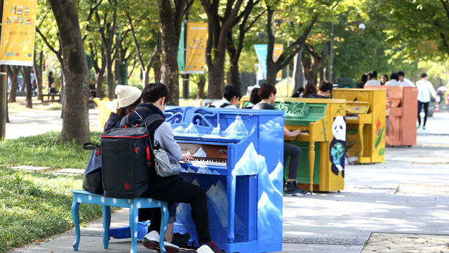 메인이미지  1 : 15일 오후 서울 성동구 서울숲 가족마당 주변에 일러스트레이터와 화가 등 시각예술 작가 8명이 환경을 주제로 꾸민 아트피아노가 설치돼 눈길을 끌고 있다. (연합뉴스)