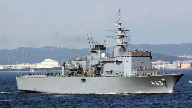 메인이미지  2 : 일본 해상자위대 소해모함(掃海母艦) '우라가'(오른쪽)와 호위함 '도네'가 15일 오전 일본 가나가와(神奈川)현 요코스카(橫須賀)를 출항해 도쿄만을 빠져나가고 있다. (사가미만<일본 가나가와현 앞바다>=연합뉴스)