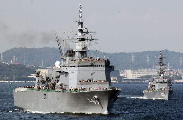 메인이미지  4 : 일본 해상자위대 소해모함(掃海母艦) '우라가'(왼쪽)와 호위함 '도네'가 15일 오전 일본 가나가와(神奈川)현 요코스카(橫須賀)를 출항해 도쿄만을 빠져나가고 있다. (사가미만<일본 가나가와현 앞바다>=연합뉴스)