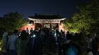 섬네일이미지  4:창경궁 야간개장이 시작된 16일 서울 종로구 창경궁에서 시민들이 고궁의 밤 정취를 만끽하고 있다. 창경궁은 이날부터 다음 달 1일까지, 경복궁은 17일부터 다음 달 2일까지 야간개방한다.