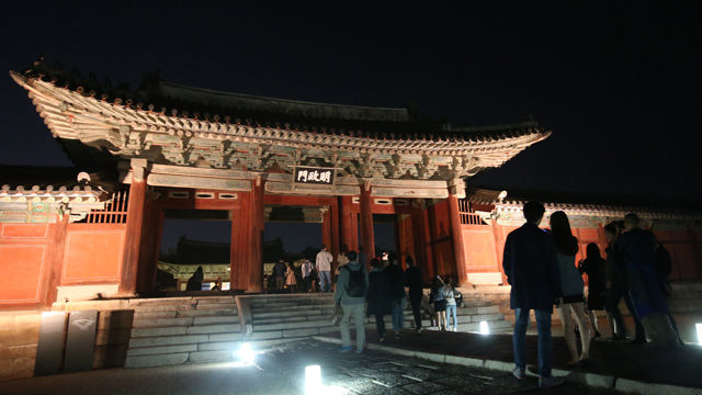 메인이미지  3 : 창경궁 야간개장이 시작된 16일 서울 종로구 창경궁에서 시민들이 고궁의 밤 정취를 만끽하고 있다. 창경궁은 이날부터 다음 달 1일까지, 경복궁은 17일부터 다음 달 2일까지 야간개방한다.