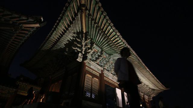 메인이미지  2 : 창경궁 야간개장이 시작된 16일 서울 종로구 창경궁에서 시민들이 고궁의 밤 정취를 만끽하고 있다. 창경궁은 이날부터 다음 달 1일까지, 경복궁은 17일부터 다음 달 2일까지 야간개방한다.
