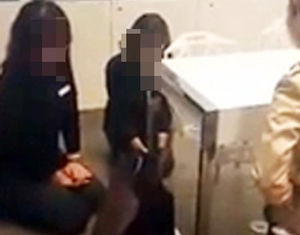 백화점 점원 '무릎 사죄' 영상 파장&hellip;고객 갑질 논란