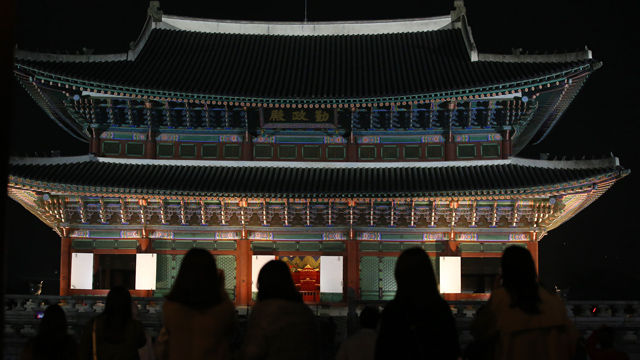 메인이미지  5 : 경복궁 야간특별 개장 이틀째 18일 오후 서울 종로구 경복궁을 찾은 시민들이 근정전을 바라보고 있다. 경복궁은 다음 달 2일까지, 창경궁은 다음 달 1일까지 야간개방한다. (서울=연합)