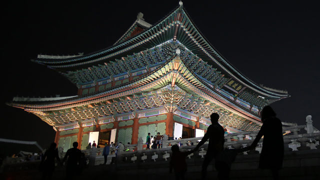 메인이미지  6 : 경복궁 야간특별 개장 이틀째 18일 오후 서울 종로구 경복궁을 찾은 시민들이 근정전을 관람하고 있다. 경복궁은 다음 달 2일까지, 창경궁은 다음 달 1일까지 야간개방한다. (서울=연합)