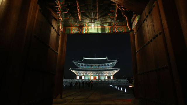 메인이미지  2 : 경복궁 야간특별 개장 이틀째 18일 오후 서울 종로구 경복궁 근정전이 화려한 빛을 발하고 있다. 경복궁은 다음 달 2일까지, 창경궁은 다음 달 1일까지 야간개방한다. (서울=연합)