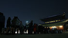섬네일이미지  1:경복궁 야간특별 개장 이틀째 18일 오후 서울 종로구 경복궁을 찾은 시민들이 개방을 기다리고 있다. 경복궁은 다음 달 2일까지, 창경궁은 다음 달 1일까지 야간개방한다. (서울=연합)