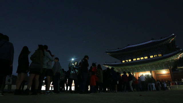 메인이미지  1 : 경복궁 야간특별 개장 이틀째 18일 오후 서울 종로구 경복궁을 찾은 시민들이 개방을 기다리고 있다. 경복궁은 다음 달 2일까지, 창경궁은 다음 달 1일까지 야간개방한다. (서울=연합)