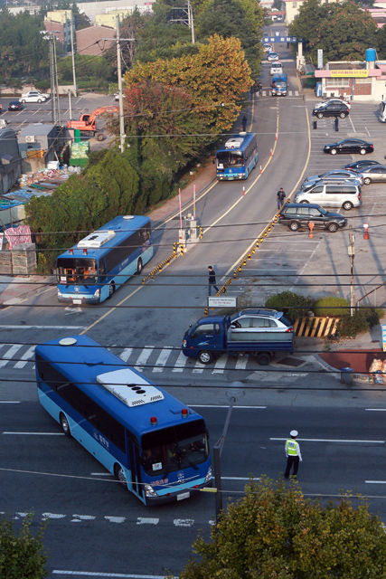 메인이미지  3 : 19일 오전 광주 북구 문흥동 광주교도소 진출입로에 재소자들을 태운 법무부 호송 버스가 줄지어 이동하고 있다. (광주=연합뉴스)