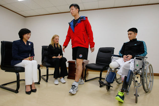 메인이미지  3 : 지난 8월 북한의 목함지뢰 도발로 다리를 잃은 육군의 김정원, 하재헌 하사가 19일 오후 서울의 한 병원에서 육상선수 겸 의족으로 패션쇼 런웨이를 걸은 모델 에이미 멀린스(왼쪽 두번째)에게 재활과 생활에 대해 질문하고 있다. 순조롭게 회복중인 두 부사관들은 이날 오후 처음으로 의족을 받아 다시 걷기 위한 긴 재활의 시간을 시작했다.