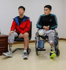 섬네일이미지  1:지난 8월 북한의 목함지뢰 도발로 다리를 잃은 육군의 김정원, 하재헌 하사가 19일 오후 서울의 한 병원에서 육상선수 겸 의족으로 패션쇼 런웨이를 걸은 모델 에이미 멀린스를 만나 대화하고 있다. 순조롭게 회복중인 두 부사관들은 이날 오후 처음으로 의족을 받아 다시 걷기 위한 긴 재활의 시간을 시작했다.