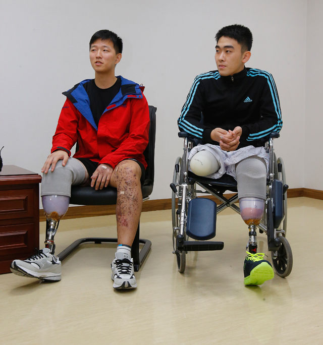 메인이미지  1 : 지난 8월 북한의 목함지뢰 도발로 다리를 잃은 육군의 김정원, 하재헌 하사가 19일 오후 서울의 한 병원에서 육상선수 겸 의족으로 패션쇼 런웨이를 걸은 모델 에이미 멀린스를 만나 대화하고 있다. 순조롭게 회복중인 두 부사관들은 이날 오후 처음으로 의족을 받아 다시 걷기 위한 긴 재활의 시간을 시작했다.