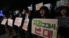 섬네일이미지  5:19일 오후 서울 광화문역 인근에 모인 인헌고등학교 동아리 학생들이 '한국사 교과서 국정화'를 반대하는 집회를 벌이고 있다. 이들은 "역사 교과서 국정화는 사상을 통제하려는 시대착오적 발상이며, 독재의 시작"이라며 반대 입장을 표명했다.