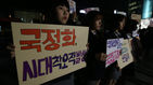 섬네일이미지  4:19일 오후 서울 광화문역 인근에 모인 인헌고등학교 동아리 학생들이 '한국사 교과서 국정화'를 반대하는 집회를 벌이고 있다. 이들은 "역사 교과서 국정화는 사상을 통제하려는 시대착오적 발상이며, 독재의 시작"이라며 반대 입장을 표명했다.