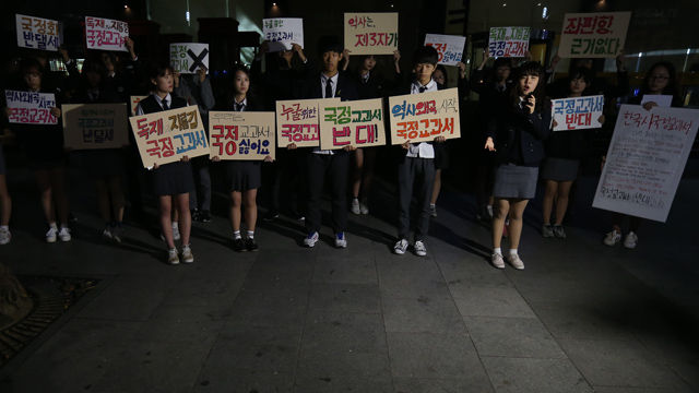 메인이미지  3 : 19일 오후 서울 광화문역 인근에 모인 인헌고등학교 동아리 학생들이 '한국사 교과서 국정화'를 반대하는 집회를 벌이고 있다. 이들은 "역사 교과서 국정화는 사상을 통제하려는 시대착오적 발상이며, 독재의 시작"이라며 반대 입장을 표명했다.