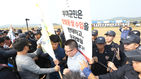 섬네일이미지  1:19일 오후 충남 부여군의 추수가 끝난 논에서 열린 이모작 가을파종 시연회장을 찾은 밥쌀용 쌀 수입반대 우리쌀먹기 운동본부 소속 부여와 서천 농민들이 밥쌀용 쌀 수입 반대 시위를 벌이다 경찰에 의해 행사장 밖으로 밀려나고 있다. 이들은 이날 참석예정이었던 농식품장관에게 항의하기 위해 행사장을 찾았다.