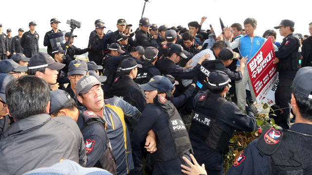 메인이미지  3 :  19일 오후 충남 부여군의 추수가 끝난 논에서 열린 이모작 가을파종 시연회장을 찾은 밥쌀용 쌀 수입반대 우리쌀먹기 운동본부 소속 부여와 서천 농민들이 밥쌀용 쌀 수입 반대 시위를 벌이다 경찰에 의해 행사장 밖으로 밀려나고 있다. 이들은 이날 참석예정이었던 농식품장관에게 항의하기 위해 행사장을 찾았다.