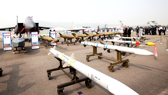 메인이미지  7 : 20일 오전 경기도 성남시 서울공항에서 열린 '서울 국제 항공우주 및 방위산업 전시회'(서울 ADEX) 개막식에서 참가자들이 다양한 미사일과 전투기를 살펴보고 있다. (연합뉴스)