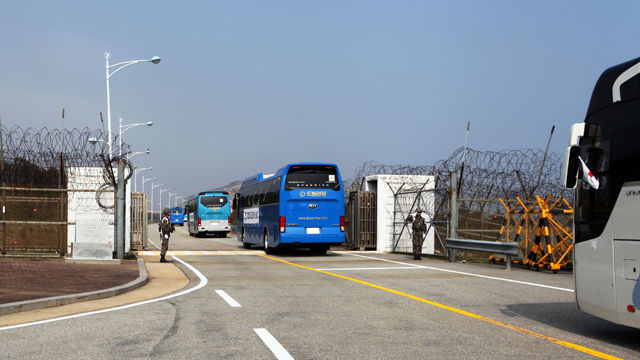 메인이미지  10 : 금강산에서 열리는 남북 이산가족 상봉행사에 참가하는 남측 이산가족들이 방북한 20일 오전 상봉단을 태운 버스들이 육군 22사단 장병의 경계속에 동해선 육로 금강통문을 지나 비무장지대 남측구역으로 진입하고 있다. (연합뉴스)