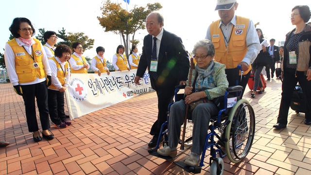 메인이미지  7 : 금강산에서 열리는 남북 이산가족 상봉행사에 참가하는 남측 이산가족들이 방북한 20일 오전 동해선남북출입사무소에 도착한 이산가족들이 출경수속을 위해 이동하고 있다. (연합뉴스)