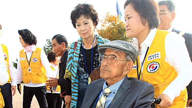 [슬라이드 포토] 이산가족 금강산 도착&hellip;오후 첫 단체상봉