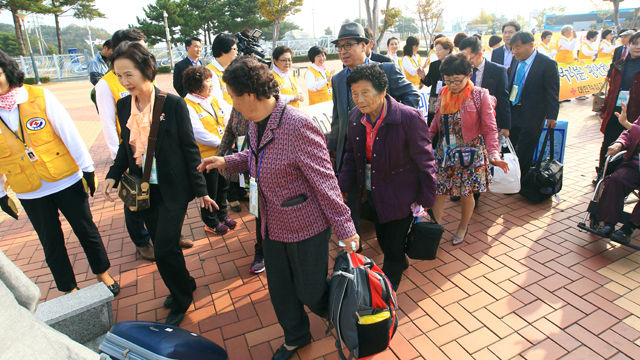 메인이미지  3 : 금강산에서 열리는 남북 이산가족 상봉행사에 참가하는 남측 이산가족들이 방북한 20일 오전 동해선남북출입사무소에 도착한 이산가족들이 출경수속을 위해 이동하고 있다. (연합뉴스)