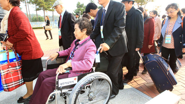 메인이미지  2 : 금강산에서 열리는 남북 이산가족 상봉행사에 참가하는 남측 이산가족들이 방북한 20일 오전 동해선남북출입사무소에 도착한 이산가족들이 출경수속을 위해 이동하고 있다. (연합뉴스)