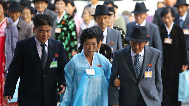 메인이미지  4 : 제20차 이산가족 상봉행사 1회차 둘째날인 21일 오전 금강산호텔에서 열린 개별상봉에 참석하는 북측 가족들이 호텔 안으로 들어서고 있다. (금강산=연합뉴스)