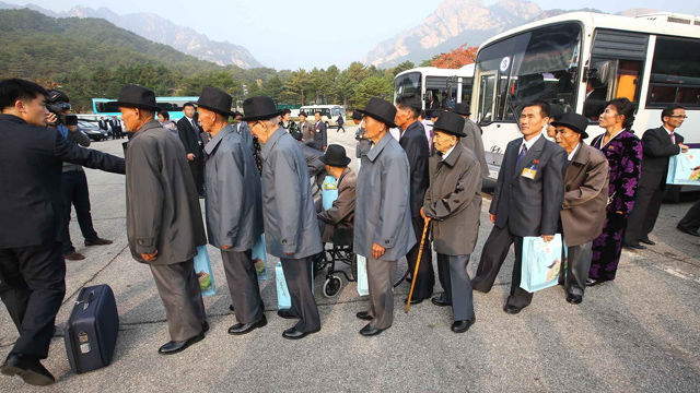 메인이미지  2 : 제20차 이산가족 상봉행사 1회차 둘째날인 21일 오전 금강산호텔에서 열린 개별상봉에 참석하는 북측 가족들이 버스에서 내려 입장을 기다리고 있다. (금강산=연합뉴스)