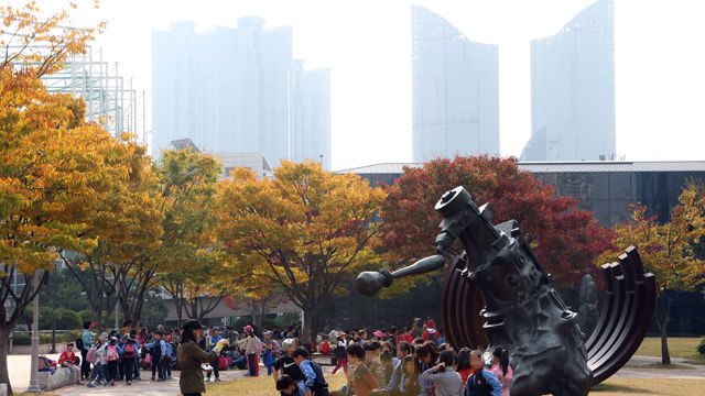메인이미지  4 : 부산 기장군을 제외하고 전역에 이틀째 초미세먼지(PM2.5) 주의보가 내려진 21일 해운대구 시립미술관 야외공원에 학생들이 미술품을 둘러보고 있다. (부산=연합뉴스)