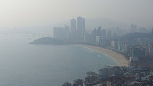 [슬라이드 포토] 부산 초미세먼지 주의보&hellip;뿌연 해운대와 광안리