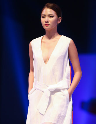 메인이미지  6 : 모델이 21일 저녁 서울 종로구 경복궁 흥례문 광장에서 펼쳐진 '경복궁 달빛 한복패션쇼'에서 런웨이를 걷고 있다.