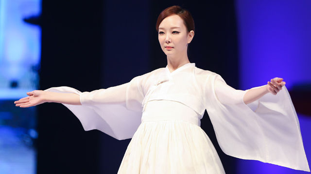 메인이미지  4 : 모델이 21일 저녁 서울 종로구 경복궁 흥례문 광장에서 펼쳐진 '경복궁 달빛 한복패션쇼'에서 런웨이를 걷고 있다.