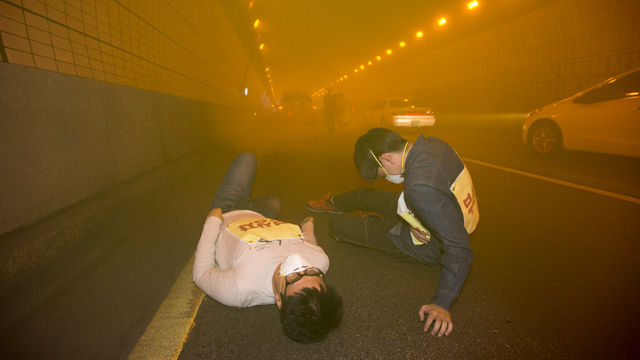 메인이미지  8 : 21일 오후 서울 강남구 구룡터널에서 '화재사고 대비 합동훈련'이 실시되고 있다.