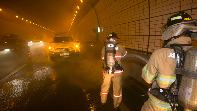 메인이미지  6 : 21일 오후 서울 강남구 구룡터널에서 '화재사고 대비 합동훈련'이 실시되고 있다.