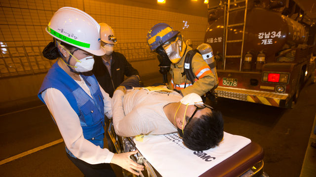 메인이미지  5 : 21일 오후 서울 강남구 구룡터널에서 '화재사고 대비 합동훈련'이 실시되고 있다.