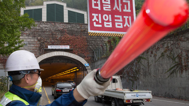 메인이미지  2 : 21일 오후 서울 강남구 구룡터널에서 '화재사고 대비 합동훈련'이 실시되고 있다.