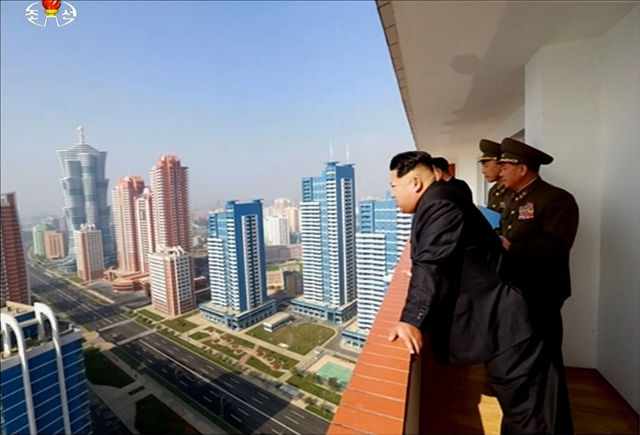 메인이미지  4 :  김정은 북한 국방위원회 제1위원장이 최근 완공된 평양 미래과학자거리를 시찰했다고 조선중앙TV가 21일 보도했다. 사진은 간부들과 함께 거리를 시찰중인 김 제1위원장의 모습. 