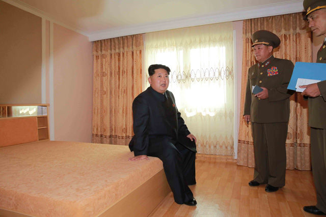 메인이미지  5 :  김정은 북한 국방위원회 제1위원장이 완공된 평양 미래과학자거리를 시찰했다고 조선중앙통신이 21일 보도했다.