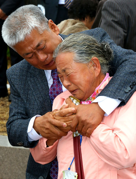 메인이미지  8 : 제20차 이산가족 상봉행사 1회차 마지막날인 22일 오전 금강산 이산가족면회소에서 열린 작별상봉을 마친 이순분(74), 이종인(55) 남매가 북측에서 온 오빠 리한식(87) 할아버지를 떠나보낸 뒤 오열하고 있다.
