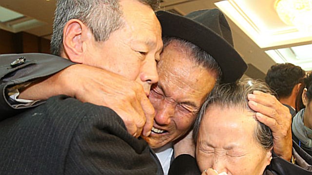 [슬라이드 포토] '언제 다시 볼 수 있으려나'&hellip;눈물의 작별