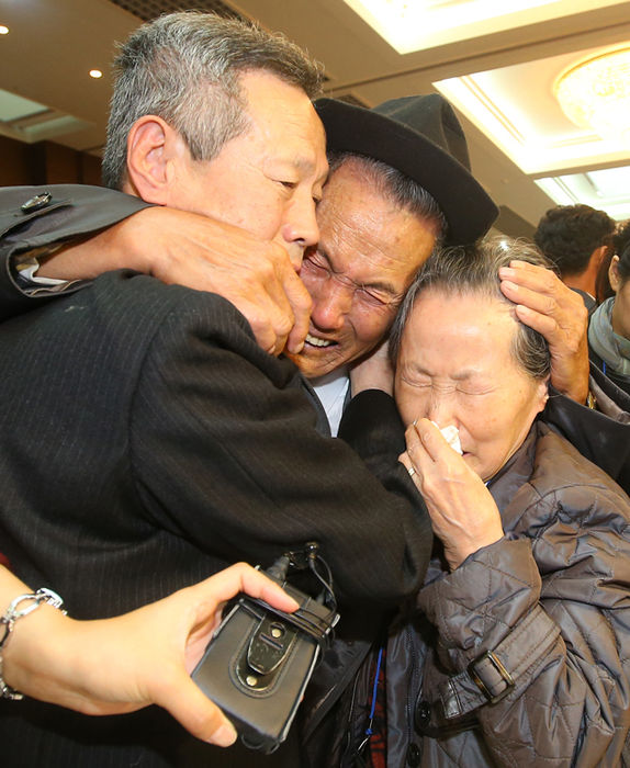 메인이미지  1 : 제20차 이산가족 상봉행사 1회차 마지막날인 22일 오전 금강산 이산가족면회소에서 열린 작별상봉을 마친 북측 손권근(83)할아버지 남매들이 오열하고 있다.
