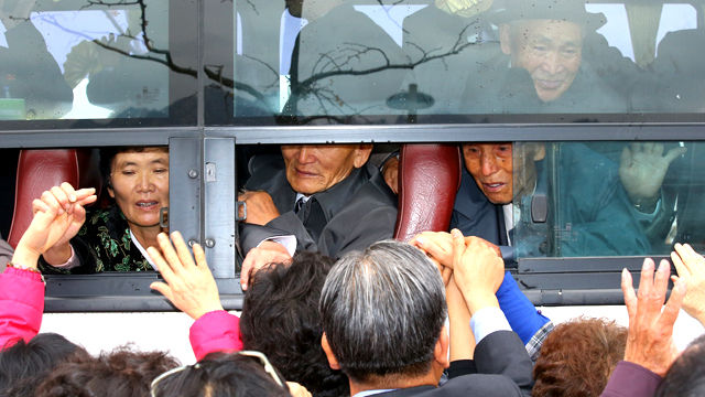 메인이미지  5 : 제20차 이산가족 상봉행사 1회차 마지막날인 22일 오전 금강산 이산가족면회소에서 열린 작별상봉 행사를 마친 이산가족들이 마지막 작별 인사를 하고 있다