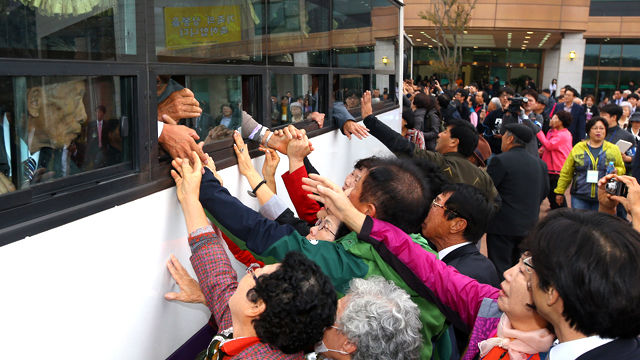 메인이미지  4 :  제20차 이산가족 상봉행사 1회차 마지막날인 22일 오전 금강산 이산가족면회소에서 열린 작별상봉 행사를 마친 이산가족들이 마지막 인사를 나누고 있다.